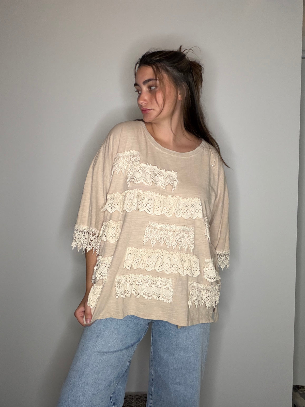 Side-glance: relaxed silhouette with lace trim on body and cuffs