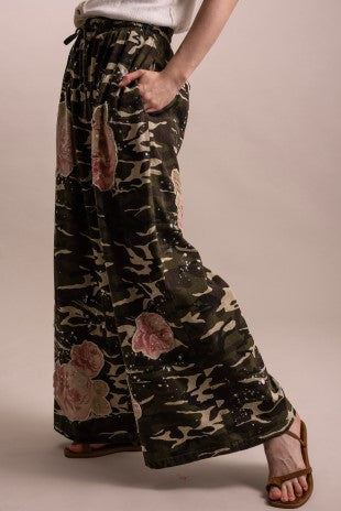Drawstring waist detail, wide leg silhouette