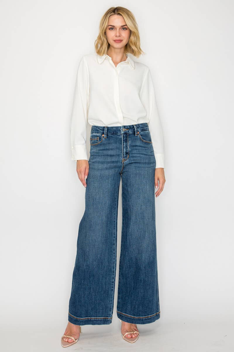 Effortless Chic jeans styled - medium stone wash palazzo jeans with soft breathable denim construction 